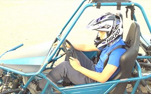 如何驾驶UTV越野车？运动达人为你示范讲解