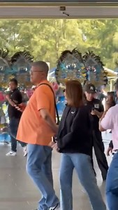 Watch: Sofia Smith ukon mas kilala nga si "Fyang", nag-abot na sa Bacolod-Silay Airport sini nga hapon. Magapadulong si Fyang sa siudad sang Kabankalan para sa highlight sang Sinulog Festival. Makita si Fyang sa Sinulog Celebrity Night las 8:00 karon sa gab-i, Enero 19. Si Fyang ang nangin winner sa PBB GEN 11. Ini nga update ginadul-ong sang: #ClinicaD3Bio #DTX500 #MightyCee #DTXCoffeeMix #RYUCoffee #DTXPremiumCoffee 👉Mabibili sa Clinica De Alternativo Medicina and Wellness Center sa Hernaez S