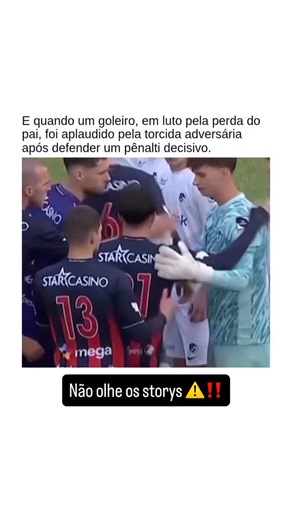 Feed da hora 🎥 on Instagram: "Um dos casos mais lembrados é o do Alisson Becker, goleiro do Liverpool. 🧤💔 O contexto Em 2021, o pai do Alisson morreu de forma trágica (afogamento no Brasil). Mesmo em luto profundo, ele voltou a jogar pouco tempo depois — por compromisso com o time e força mental absurda. ⚡ O momento Durante a partida: • O adversário chega forte no ataque • Finalização perigosa • Alisson faz uma defesaça, decisiva Logo depois: 👉 A torcida inteira se levanta e aplaude Não só p