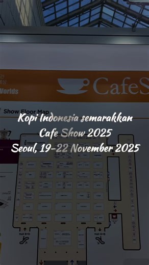 인도네시아 커피 🇮🇩가 2025 서울 카페쇼에서 한국 커피 산업 관계자들과 관람객들에게 뜨거운 환영을 받았습니다. 🌟 주한 인도네시아대사관과 ITPC 부산은 만달링, 가요, 발리, 자바 서부 등 누산타라의 대표적인 풍미를 담은 인도네시아 커피 기업 4곳을 소개했습니다. ☕️ 🤝 전시 기간 동안 Koperasi Etika Enrekang, Imela Jaya Bersama, Iceh Agro Indonesia, Halu Java 및 JN Bean 등 4개 기업은 한국 파트너와 총 170만 달러 이상의 거래 합의를 이루는 성과를 거두었습니다. 💼💰 ✨ 이번 참여는 인도네시아 커피가 단순한 상품을 넘어, 외교의 교량, 경제적 기회, 그리고 문화적 자부심을 상징함을 보여줍니다. Kehadiran kopi Indonesia 🇮🇩 di Cafe Show 2025, Seoul disambut antusias oleh para pelaku industri kopi dan masyar
