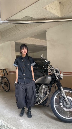 🎥【みんなのご投稿】斜めジップポケット付き メタルフックボタン入りデニム半袖シャツ