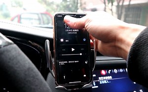 开箱测评188块钱买的汽车智能手机架，靠近它就张开，手机一放就充电