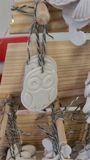 Priscillia - créatrice de céramiques uniques on Instagram: "Cette année, j’avais envie d’aller plus loin avec mes suspensions de Noël 🎅. Pas juste refaire ce qu’on voit partout, mais imaginer des formes qui n’existent qu’ici, à l’atelier. Alors j’ai investi dans une imprimante 3D pour créer mes propres emporte-pièces. Je dessine les formes sur l’ordinateur, je les imprime. Pour rester alignée avec mes valeurs, j’utilise un filament en PLA, un plastique biosourcé fabriqué à partir d’amidon de ma