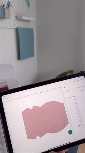 Sina • Plotten • Basteln • DIY on Instagram: "Kennst du den Trick mit dem Werkzeug schon? 👀 Und ich kann dir noch etwas aus meiner Erfahrung sagen. Wenn auf dem Papier eine Stärke angegeben ist, wähle im DS die nächste Stärke ✌🏼. Für mehr wertvolle Tipps, folge mir gerne hier bei Zauberplotts! 🥰 Du bist willkommen, egal ob als Anfänger oder Profi! Es gibt immer etwas, das man (noch) nicht weiß! Außerdem bin ich gerne bereit deine Fragen zu beantworten! 🫶🏼 Wenn du dieses Projekt direkt mitma