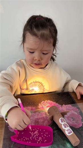 Pamācība, kā priecāties par katru mazo uzvaru, pat ja tas ir tikai veiksmīgi pielīmēts dimants uz E 😂 #humors #mammafilmē #latviešufyp #bērnirunā #parentcreator