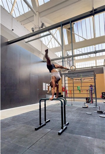 Gravity who? 👀🔥 How do YOU train against gravity? #fyp #viral #trending #strength #control #handstand #parallettes #calisthenics #wow #fitness