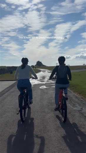 A casual cycle around Holy Island, a day out that ticks every box! ☀️ Peaceful pedalling, big horizons, castle views and coffee stops. This route from Berwick to Holy Island is one of Good Times Bike Hire’s most loved, and for good reason. Explore the island by e-bike, visit the castle, grab a coffee at Pilgrims Coffee House then wind your way back with a snack and view stop at The Barn at Beal!☕ #visitberwick #visitberwickupontweed #berwickupontweed #holyisland #lindisfarne #28yearslater | Visi