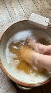 No expensive spa needed. No fancy tools. Just warm water, apple cider vinegar, and patience. And the results? Kinda unbelievable. 😳 Want the full guide? Drop a “ME!” 👇👇👇 | Amazing Hairstyles