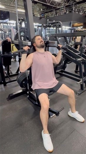 Wide-Grip Shoulder Press on a New Machine 🔥