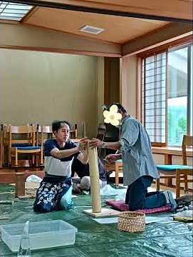 【六ツ目編み盛り籠の制作 竹縁を削って差し込む工程 伝統工芸士中岩孝二の竹細工教室】