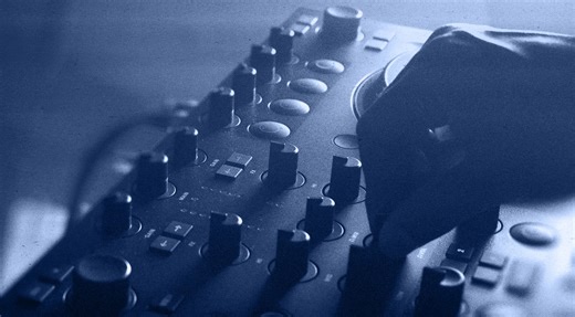 Native Instruments Traktor MX2: DJ Controller Lights Up When Tracks Are Going to End - gearnews.com