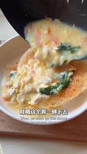 Let’s make wok hei crispy bee hoon at home 🔥 Silky egg on top, crispy base at the bottom — just like your favourite tai chow! 🍳✨ 🛒 Ingredients: Bee hoon (rice vermicelli) | Eggs | Prawns/sliced meat | Garlic | Veggies | Seasoning (chicken powder, soy sauce, white pepper) | Cornstarch slurry | Stock · ✨ Made for the way you cook Meet the Kanda Iron God 3rd Gen Fiber Pattern Wok — pure Brazilian iron, no coating, no compromise. ⚡ Heats instantly & sears evenly → unleash that wok hei 💨 Feather-