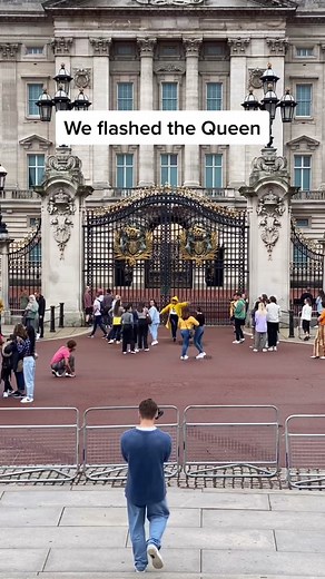 Flash Bob at Buckingham Palace 🇬🇧👑👀 with @weare8official #flashbob #london #fyp #bobsdanceshop