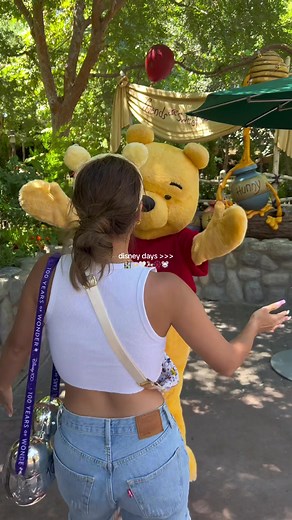 day 1 in disneyland 🏰🤍✨🐭🎡 #disney #disneyland #disneydate #disneyvlog #disneyparks #disneyinfluencer #disneytiktok