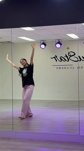 Punjabi Giddha Performance by Sukha: Dirty Mirror Moment