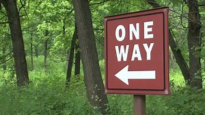 One Way Sign Woods: Stockvideos & Filmmaterial (100 % lizenzfrei) 1510006 | Shutterstock