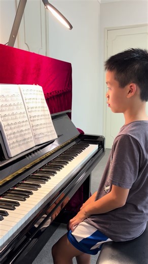 J.S. Bach – Prelude in C Major, BWV 846 | Young Pianist Performance This video features a piano performance of Johann Sebastian Bach’s Prelude No.1 in C Major, BWV 846, from The Well-Tempered Clavier, Book I. This timeless prelude is known for its flowing broken chords and calm, meditative character, making it one of the most iconic pieces in the piano repertoire and an essential work for developing musicality and tone control. Performed by a young piano student as part of their musical journey.