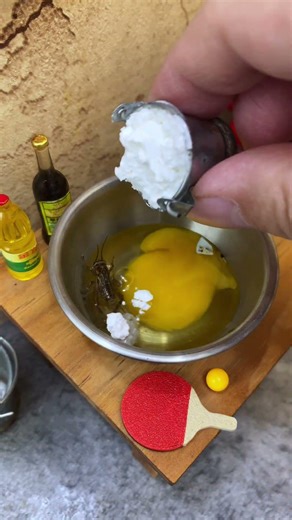 Fried crickets, how about a piece of cricket insect delicacy? Miniature food toys, a simple yet