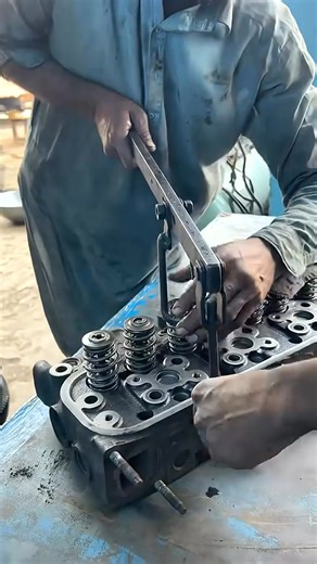 Diesel Engine Cylinder Head Valve spring lock fix in diesel workshop #viral #IA #naturelovers #ia #bird #oiseau #ai #fyp #animal #birds | Bianka Upton | Facebook