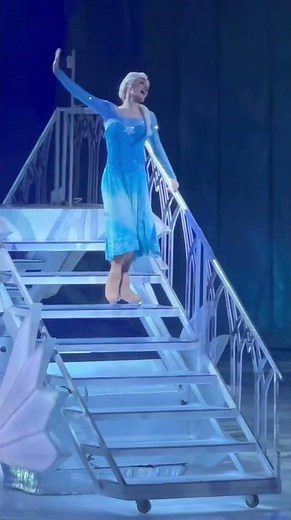 Elsa singing Frozen! #elsa #frozen #disneyonice #shorts