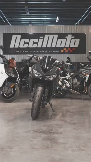 Mon partenaire pour l’année 2024 @accimoto_ m’offre la moto la plus stylé que j’ai jamais eu !! 1er test devant leur shop 🏍️. Merci @accimoto_ 🙏 | Benjamin Baldini