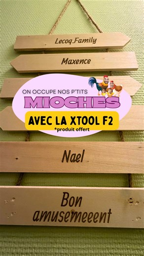 Bon… je crois que je viens de trouver ma nouvelle meilleure copine grâce à @xtool_france 🤩 J’ai reçu la Xtool F2 et je peux enfin créer et personnaliser plein d’objets à la maison : bois, cuir, métal… les possibilités sont dingues. Pour mon tout premier test, j’ai eu envie de faire une deco familiale 🤎 & j’ai gravé les prénoms de tous les membres de la famille sur ces petites pièces en bois. Évidemment… il fallait terminer par notre petite phrase signature : “Bon amusemeeeent..!” Franchement j