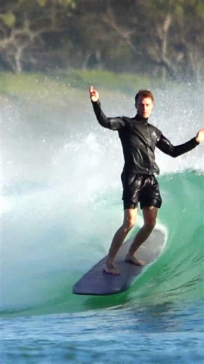 Longboarding a left hand beach break. #surf #longboardsurf