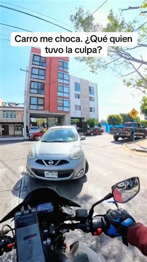 Carro invade carril y choca contra una una moto en medio de la carretera.