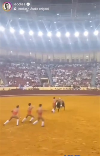 O toureiro português Manuel Maria Trindade, de 22 anos, morreu após ser chifrado e arrastado por um touro de 700 quilos e jogado contra a barreira de proteção da arena do Campo Pequeno, em Lisboa, Portugal, na última sexta-feira (22/8). Um espectador, identificado como Vasco Morais Batista, cirurgião ortopédico de 73 anos, também acabou morrendo ao se abalar com a cena violenta e sofrer um infarto fulminante. | Folha de Ubá