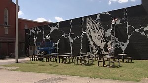 352K views · 3.4K reactions | Een doordenker, dat is wat Matthias Schoenaerts deze week op een muur van de gevangenis van Oudenaarde heeft gezet. De acteur is ambassadeur van “Rescaled”, een internationaal project dat ijvert voor kleinschalige detentie op maat van de gedetineerden. Samen met twee gedetineerden maakte Schoenaerts een graffitikunstwerk in de gevangenis. | VRT NWS | Facebook