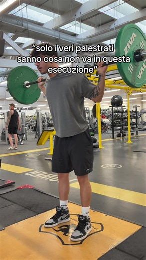 Correzione squat: cosa non va in questa esecuzione