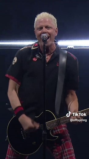 "Pretty Fly (for a White Guy)" live in Bakersfield 🇺🇸⚡ #theoffspring... | The Offsprings