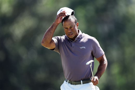 WATCH: Tiger Woods’ visible wrapped-up pain patch on his back as he applies an icy hot to his body at Masters