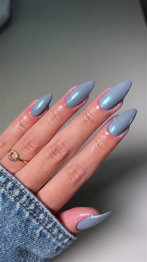 Unhas azul delicado com cintilante verde | Ideias de nail art