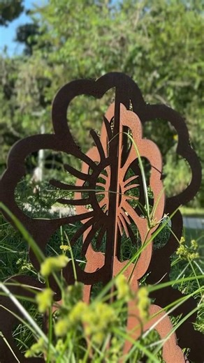 Don't miss your chance to walk and wander through "Rust Garden: A Triad Harmony" by Preston Gaines, BBP's 2024 Artist-in-Residence. The botanical forms of these sculptural totems take inspiration from the diverse cultures represented in Houston's Fifth Ward neighborhood, creating a mosaic of shared identity serving that honors the historic community's past while looking forward to its vibrant future. 📍 Japhet Creek Park 🌼 On view through January 15 📹 Marc Newsome | Buffalo Bayou Partnership