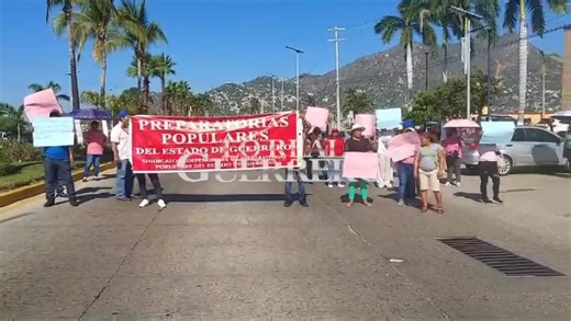 ⚠️Tome sus precauciones ⚠️ #Acapulco Bloqueo frente a PROTUR en Diamante en el carril de circulación Aeropuerto-Glorieta de Puerto Márquez. Se trata de aproximadamente 30 docentes. | Lo Real De Guerrero Mexico
