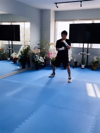 【カッコよく見える3選】 私が練習や実戦でよく行う ディフェンス(ステップ)を紹介 ・ダッキング✖︎2、ウィービング 相手のワンツーフックを避ける動作 練習しておくといろんな状況で対応できるようになる ・ダッキングしながらの前進 距離を詰めたいときや被弾を少なくするのに有効 ・サイドチェンジ ロープ際やコーナーでの入れ替えに有効 シャドーの時に入れるとカッコよく見えるよ ぜひ練習して自分のものにしてください😁 タメになったらいいねと保存✨ フォローもよろしくです😁✌️ @mikiya1997 〜ジム紹介〜 岡崎発、フィットネス専門ボクシングジム 『Fighting B Okazaki』 この機会にぜひボクシングで カラダを動かしてみませんか✨ やってみたい🙌という方は コメント欄またはDMまで連絡ください😊 本気で強くなりたい方お断りの 未経験&初心者メインのボクシングジムです🥊 ⚠️パーソナルの場合は強くなりたい方の指導も行います🙆‍♂️ 老若男女問わずカッコよくなりたい、 痩せたい、ストレスを発散したい、 ボクシングがやってみたい そんな方はぜひファイティングビーへ😊