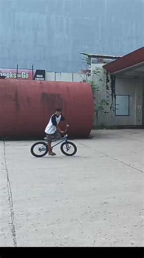 BMX-Tutorial how to barspin🚲🌪💪 In this video I'm going to share how I learn my Bunny hop barspin. Tips for boosting your courage to throw a barspin: Try to one hand X-up and then go full rotation I learned by practicing one-handed X-up and finally full rotations (bus driver barspin). My barspin journey wasn't easy at all I experience many falls, sprained my fingers, and dislocated one of them But it was worth it, now I can consistently land barspins anywhere I want. I hope my tutorial video w