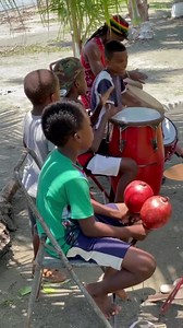 📍Livingston - Izabal El principal lugar donde residen la mayoría de garífunas en Guatemala, una cultura rica en costumbres, gastronomía e idioma. De hecho se considera un idioma único en el mundo al ser híbrido. 🙌🏻🤓 45% de su léxico es de origen arawaco, 25% idioma kallina o caribe, 15% francés y 10% inglés. #UnCaribeVerde #CulturaGarifuna #GuatemalaunPaisDiverso #CulturaViva • • • • • • • • • • 📹• @dav1dambriz Un pequeño recuento de lo que vivimos en Livingston, Guatemala 🇬🇹 . #guatemala