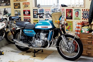 仮面ライダーV3のバイク。大切な相棒の“ジーナナ”「スズキ GT750」（1972／日本）｜男がハマるクラシックバイク | 男の隠れ家デジタル男の隠れ家デジタル