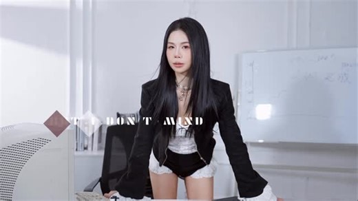 Stella Boo on Instagram: "我给自己实现了老板丢文件丢到满天飞的梦😌 #成都拍摄 #是女老板吧 #不是秘书对吧"