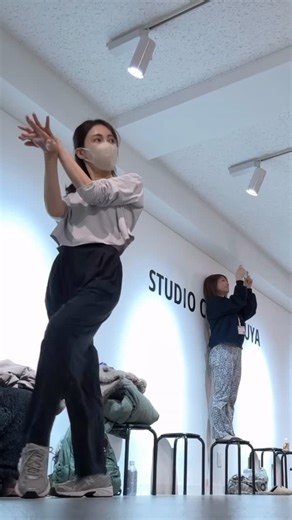 Moe Oshikiri 押切もえ on Instagram: "@yukari_sonohara に誘ってもらって８年ぶり？にダンス。 ちゃんと止まるところで止まれない😂 でも楽しかった🤍 みんなはダンス好き？ @hana_brave_official "Blue Jeans""