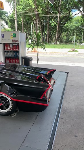 VENDE-SE ✅ - Batmóvel Tributo Batmobile 1966 todo em Lata! Raríssimo e Exclusivo! R$230.000,00 Vídeo completo do veículo em nosso canal do YouTube (Garagem Hollywood) https://youtu.be/4ppvb_7VoUk?si=mq6mMzLCqeOYN9xF -Projeto exclusivo remetendo ao Batmóvel de Adam West (Série e filme 1966). -Veículo montado todo em Lata (não é fibra!) de forma artesanal por profissional qualificado reconhecido pelo próprio George Barris (Designer e construtor do Batmóvel original nos EUA). -Documentação em ordem