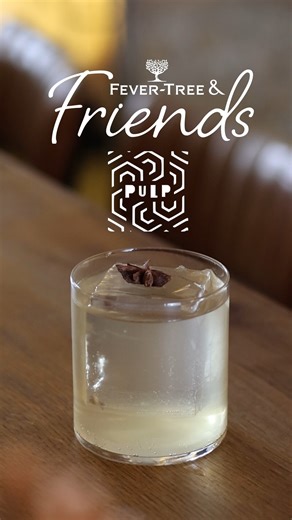 Fever-Tree Friday: Som altid allerhelst i selskab med gode venner. Og gode drinks. Selvfølgelig. Denne cocktail – Elettra Furtado – er lidt af en rejse: vodka infuseret med krydderier og ingefær, blandet med rom, tepache, lime og et strejf sukker. Den får lov at trække, bliver filtreret, hældt over en kæmpe isterning og toppet med Fever-Tree Indian Tonic. Den er lige så god, som den lyder. Nyd den hos @pulpbarcph på Nørrebro. #fevertree #mixwiththebest #indiantonic #cocktails #drinks | Fever-Tre