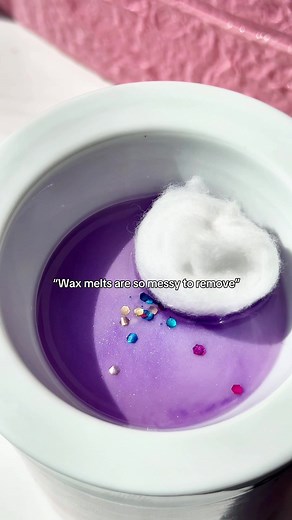 No mess around here 🫧 Don’t believe all the rumours….The easiest way to remove your wax melt is by using a cotton wool bud. How do you remove your wax melts, let us know in the comments💕