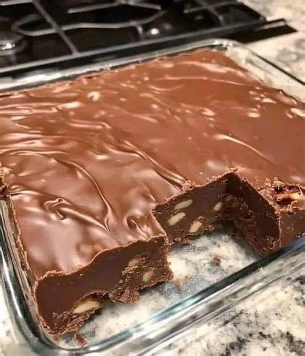 5.8K views | This super delicious fudge really does take just 5 minutes to prepare. It can be served as a side dish at home or made for those events that gather lots of family and friends around. Full recipe ] | Quick and Easy Recipes | Facebook