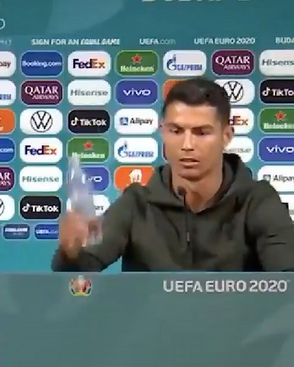 448K views · 10K reactions | ¡ Cristiano Ronaldo pone el ejemplo ! 磻Al portugués le molestó ver un refresco en la rueda de prensa y sin importar que es un patrocinador de la #Euro2020 las movió para promover el consumo de agua  Cristiano rompe el silencio sobre su futuro. Dale clic en el Link y entérate si se va o se queda en la Juve  https://trib.al/cfx0Mkc | Telemundo Deportes | Facebook