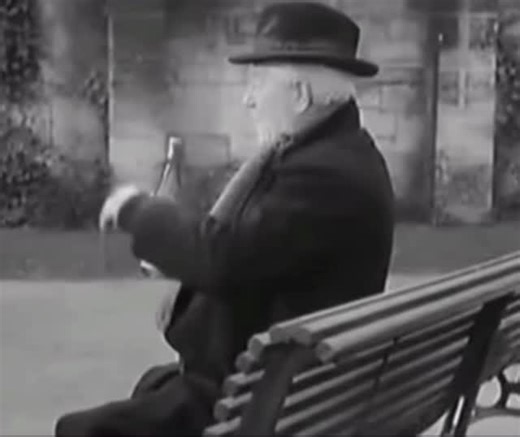 Stef on Instagram: "JEAN GABIN, Le mastodonte du cinéma français naît le 17 mai 1904 dans les faubourgs de Paris. Après une brève carrière dans les music-halls, le charisme du jeune acteur lui permet de séduire les plus grands réalisateurs de l’entre-deux-guerres. Celui qu’on surnomme “gueule d’amour” incarne alors le type du Français râleur au grand cœur dans les cultes Quai des brumes face à Michèle Morgan ou encore dans Pépé le Moko de Julien Duvivier. En 1941, Gabin refuse de tourner pour l’