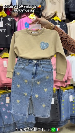 mini mondo on Instagram: "Tenue fille tendance 💖 Pull beige doux à pois scintillants avec cœur brodé 💎, associé à une jupe en jean décorée de petits cœurs brillants 🤍💙. Un look chic et confortable, parfait pour l’aid le quotidien comme pour les sorties 🌸 #tenuefille #lookenfant #modefille #tendance2026 #outfitoftheday"