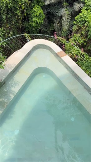 Jak odpočíváte nebo co je čas pro sebe pro Vás? Odpověz mi v komentáři❤️🙏🏻⬇️ Osobně jsem zjistila, že já musim regulérně odjet, abych vypnula. Je jedno kam, ale musím. Doma si sednu a vidím tamhle něco a tamhle, řeknu si, že tady sedím a přitom to můžu udelat😅 No a je to pořád dokola. Určitě to znáte taky ženy, že? 😁 Taky jsem tím zjistila, ze se musim načít meditovat, mít čas pro sebe i jinak (spis myslím v hlavě)🧘🏻‍♀️ Tohle je vzpomínka na krásné Bali. Tam se určitě jednou vrátím🌴🌿🖤 K